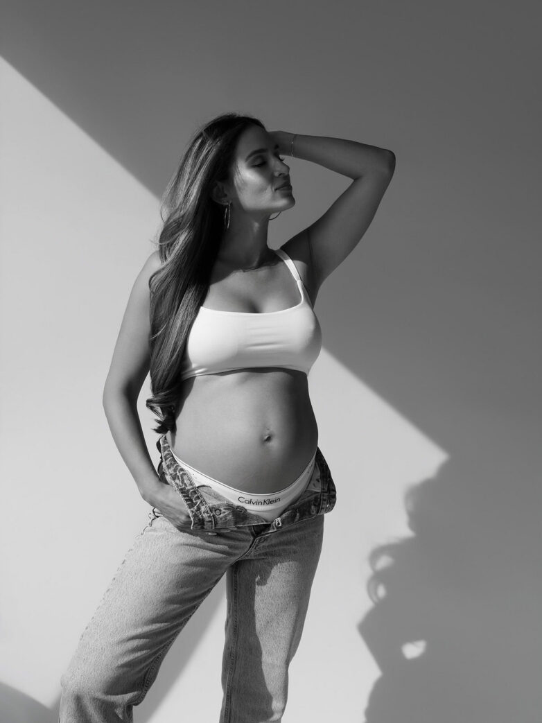 How to Feel Comfortable in Front of the Camera During Pregnancy