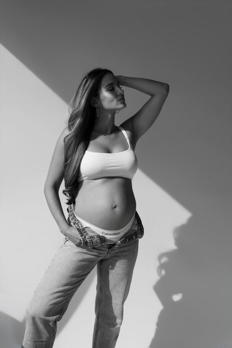 How to Feel Comfortable in Front of the Camera During Pregnancy